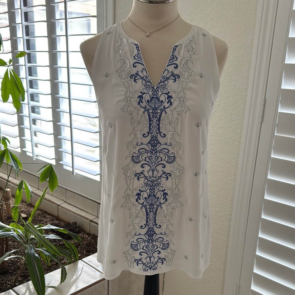 White House Black Market White and Blue Blouse - Picture 2 of 10